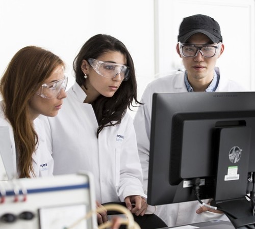 Deep Tech Report Image Scientists Looking At A Pc 16X9