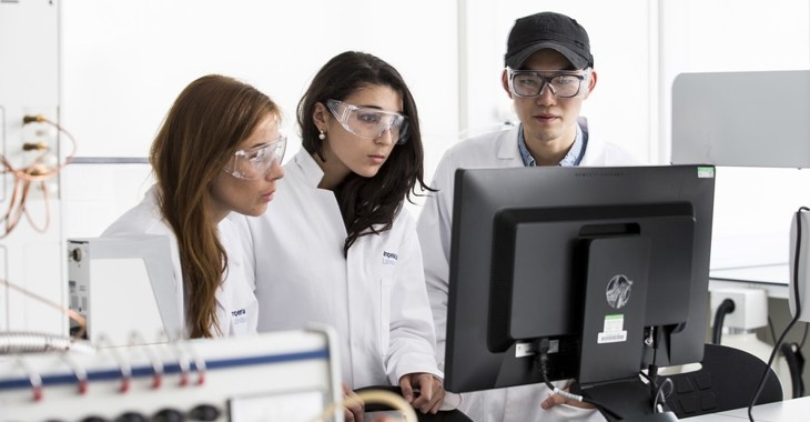 Deep Tech Report Image Scientists Looking At A Pc 16X9