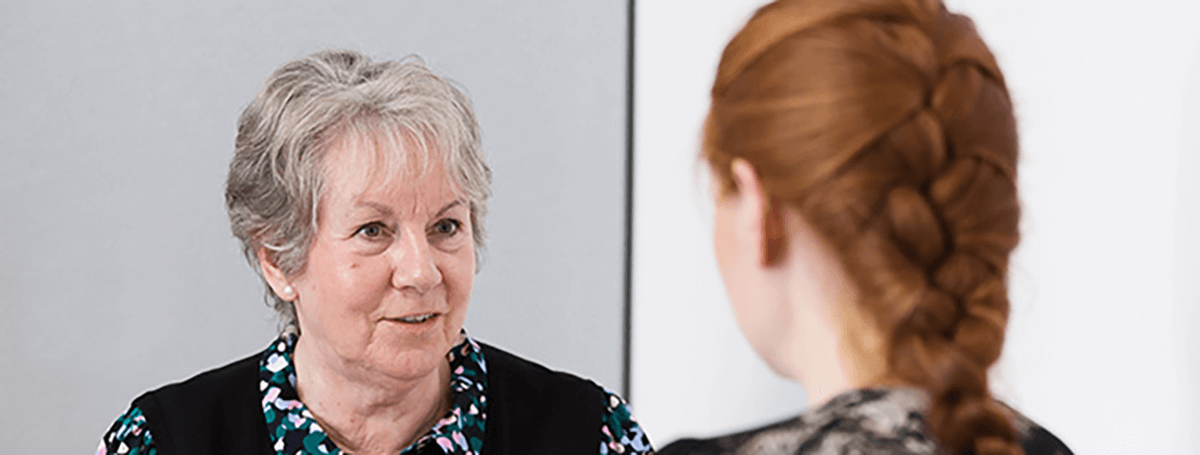 A female mentor talking to a Hub Awardee